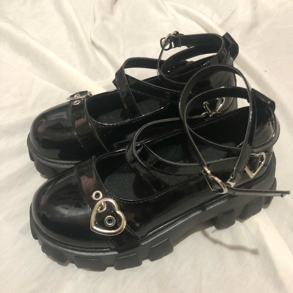 Heart buckles platform shoes
